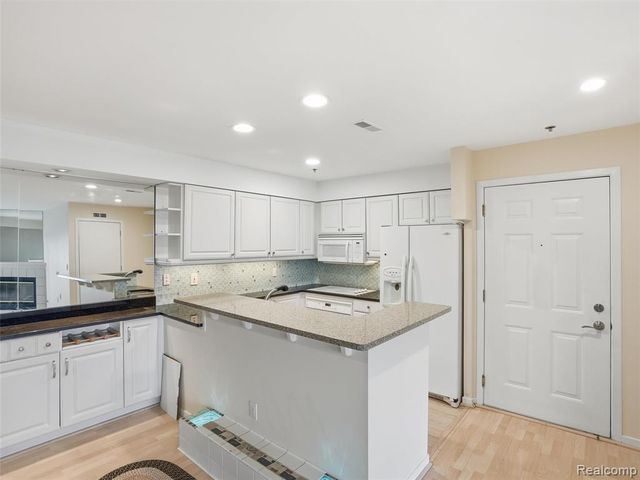 37530 Jefferson Avenue, Harrison Twp, MI 48045