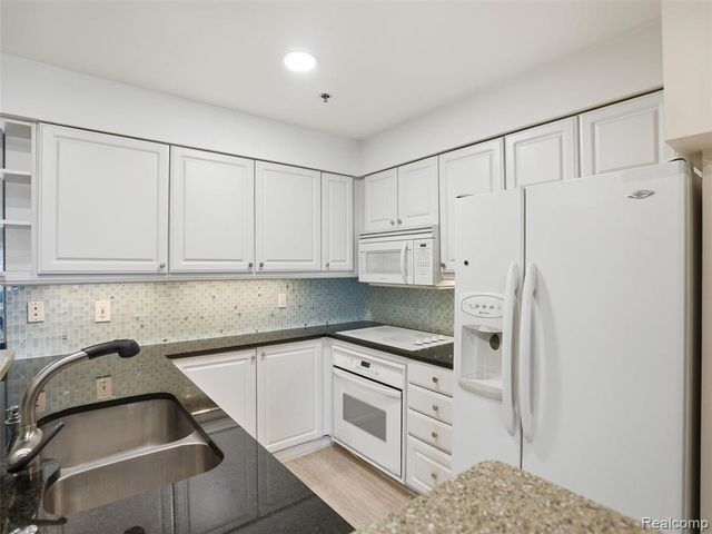 37530 Jefferson Avenue, Harrison Twp, MI 48045