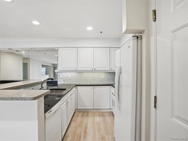37530 Jefferson Avenue, Harrison Twp, MI 48045