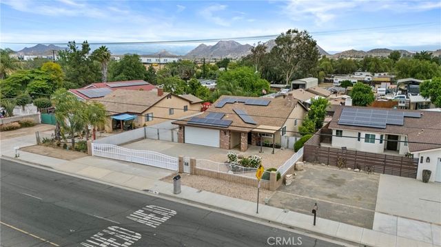 2761 Redlands, Perris, CA 92571