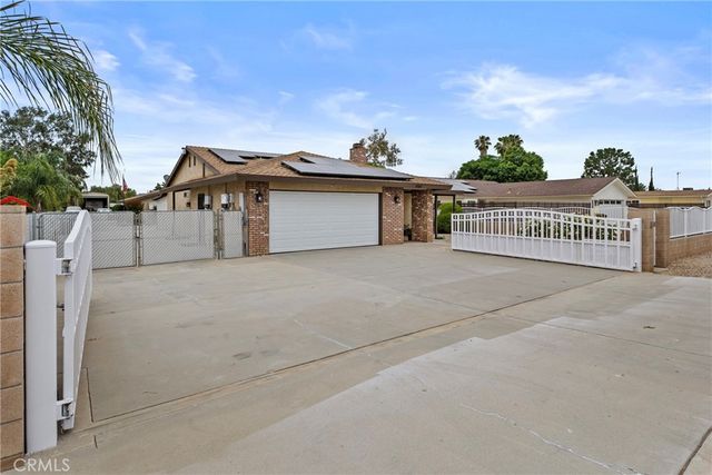 2761 Redlands, Perris, CA 92571