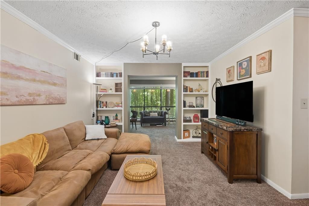 Image 10 of property listing at 8740 Roswell Road 4A, Atlanta, GA 30350