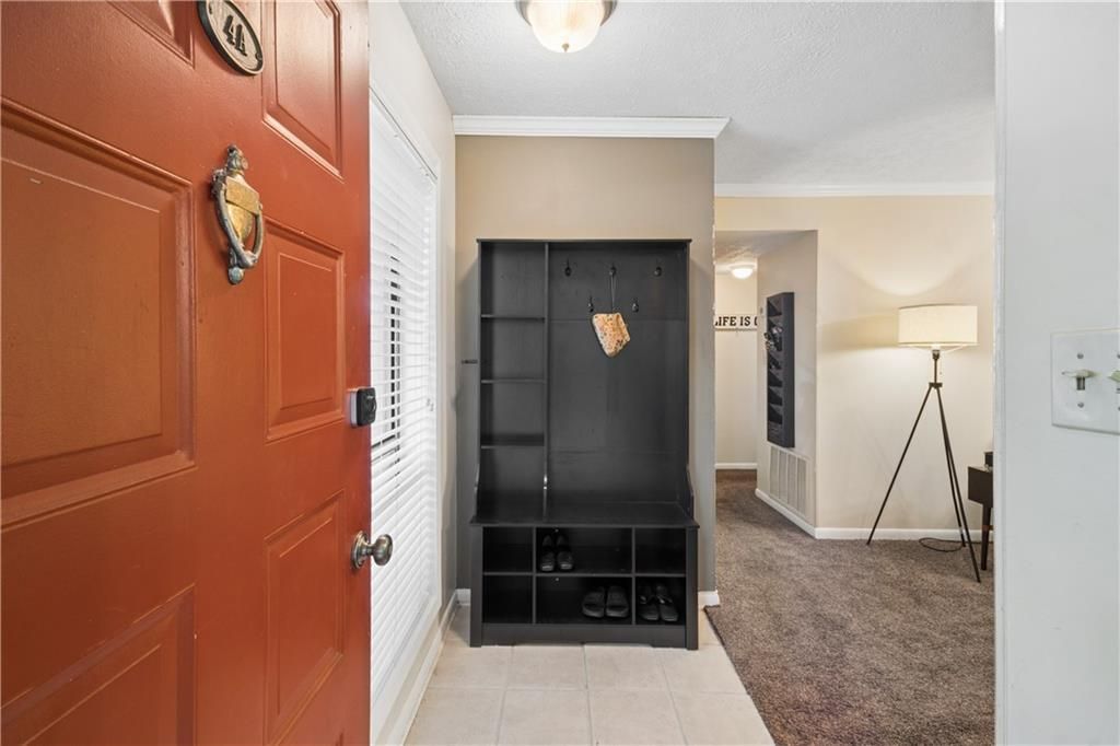 Image 7 of property listing at 8740 Roswell Road 4A, Atlanta, GA 30350