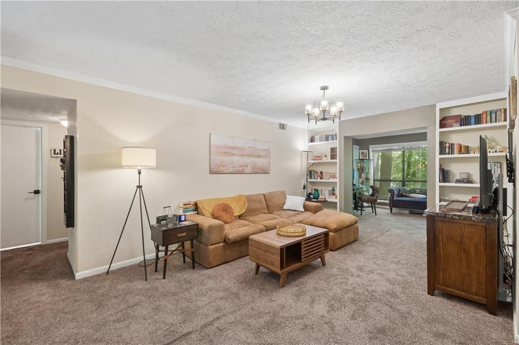 Image 9 of property listing at 8740 Roswell Road 4A, Atlanta, GA 30350