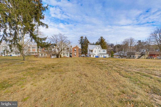 244 E HIGH ST, Womelsdorf, PA 19567