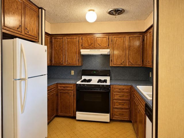946 Hardeman Street, Sealy, TX 77474
