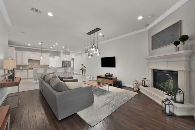 98 Lindenberry Circle, The Woodlands, TX 77389