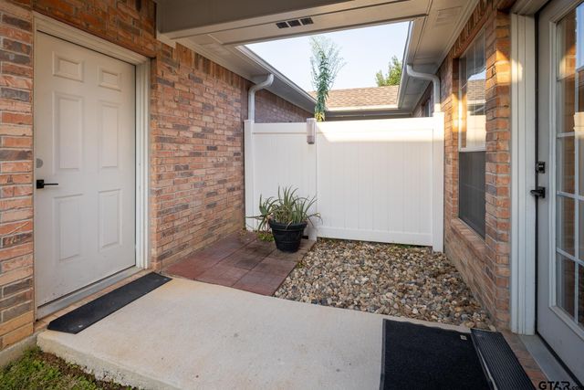 1912 Hollylake Circle, Tyler, TX 75703