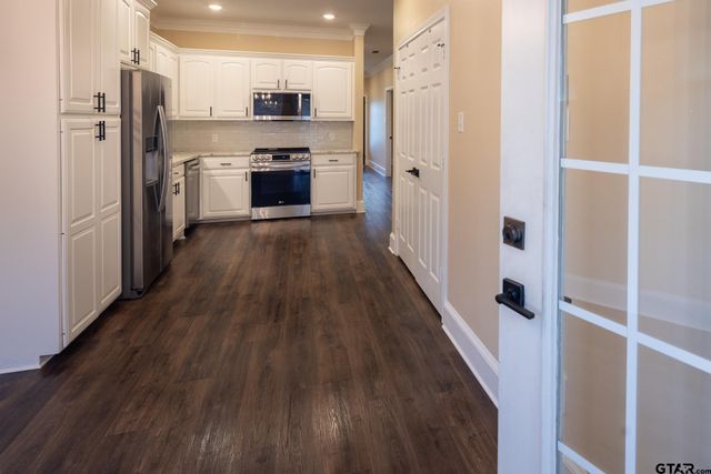 1912 Hollylake Circle, Tyler, TX 75703