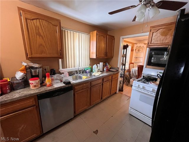 16512 Stockbridge Avenue, Cleveland, OH 44128