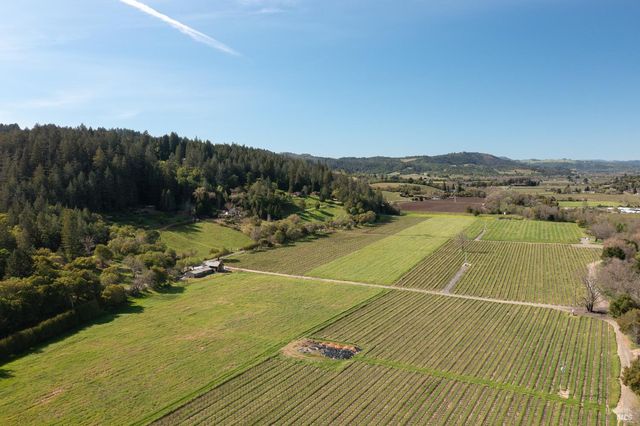 2998 W Dry Creek Rd, Healdsburg, CA 95448