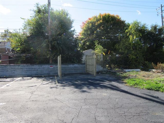 15300 E 8 Mile Road, Detroit, MI 48235