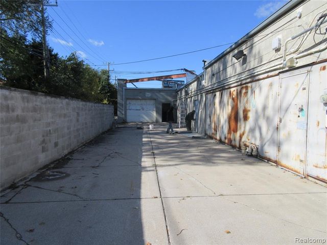 15300 E 8 Mile Road, Detroit, MI 48235