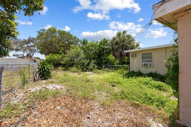 242 SW 3RD Street, Deerfield Beach, FL 33441