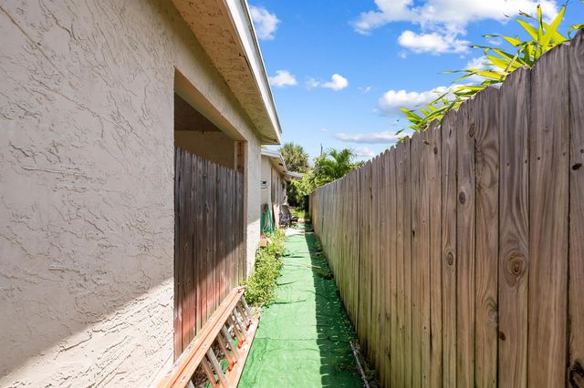 242 SW 3RD Street, Deerfield Beach, FL 33441