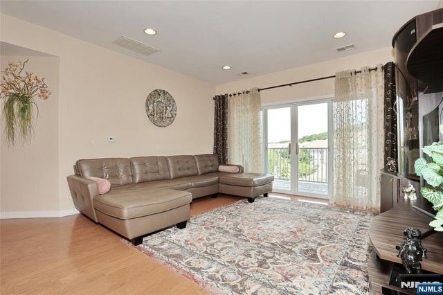 8403 Warrens Way, Wanaque, NJ 07465