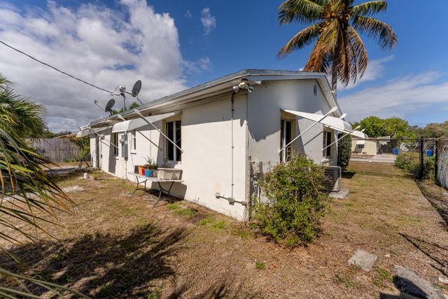 137 W 34th Street, Riviera Beach, FL 33404