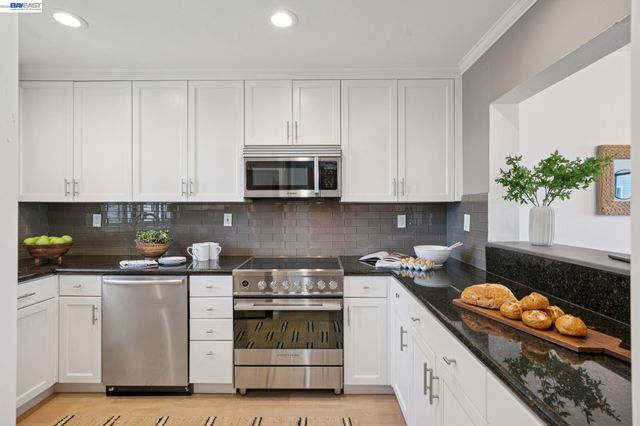 6 Invincible Ct F40, Alameda, CA 94501