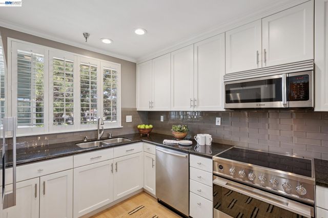 6 Invincible Ct F40, Alameda, CA 94501