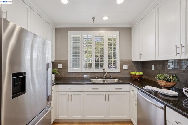 6 Invincible Ct F40, Alameda, CA 94501