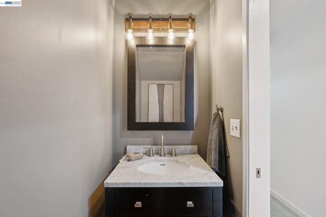 6 Invincible Ct F40, Alameda, CA 94501