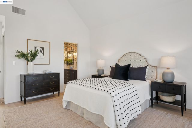 6 Invincible Ct F40, Alameda, CA 94501