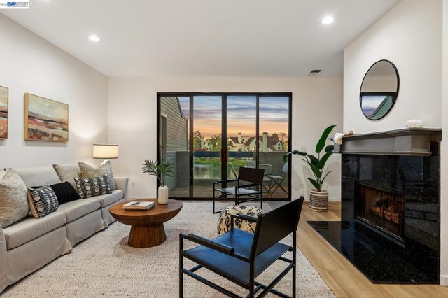 6 Invincible Ct F40, Alameda, CA 94501