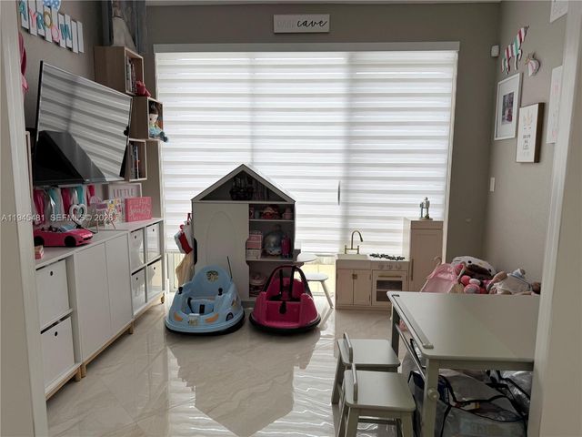 8737 NW 168th Ln, Miami Lakes, FL 33018