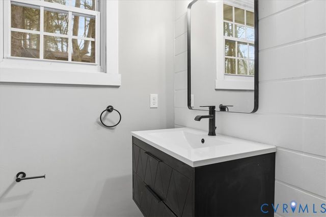 101 Pineview Dr, Hartfield, VA 23071