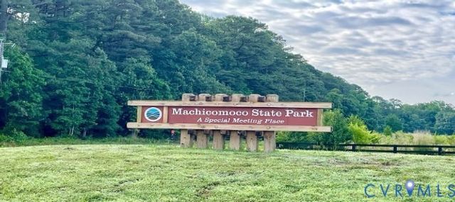 101 Pineview Dr, Hartfield, VA 23071