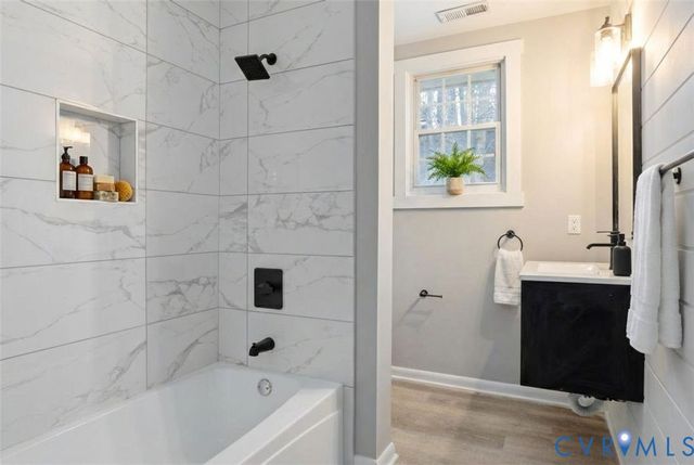 101 Pineview Dr, Hartfield, VA 23071