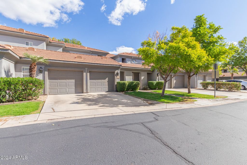 7401 W ARROWHEAD CLUBHOUSE Drive 2046, Glendale, AZ 85308 — photo 2