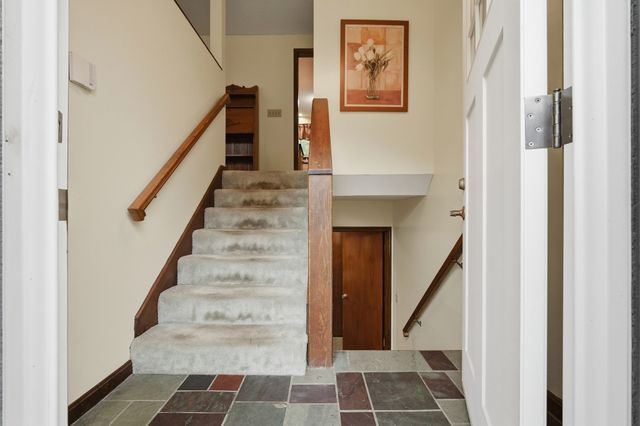568 Lantern Ln, New Bedford, MA 02740