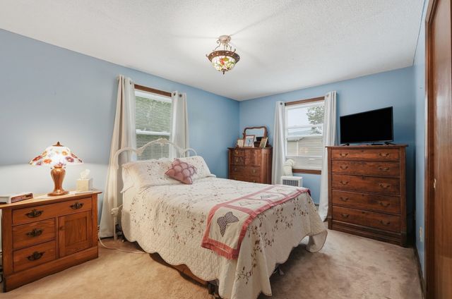 568 Lantern Ln, New Bedford, MA 02740