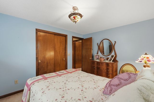 568 Lantern Ln, New Bedford, MA 02740