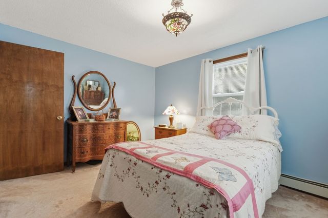568 Lantern Ln, New Bedford, MA 02740