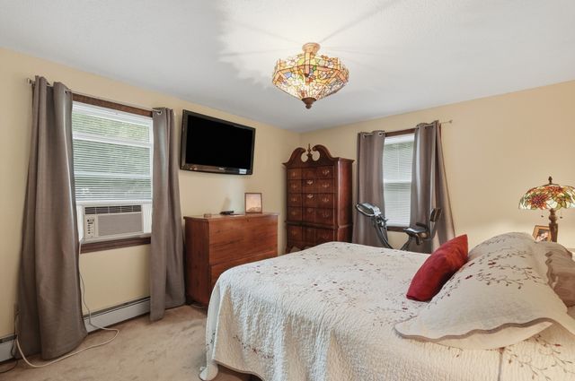 568 Lantern Ln, New Bedford, MA 02740