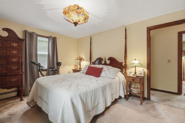 568 Lantern Ln, New Bedford, MA 02740