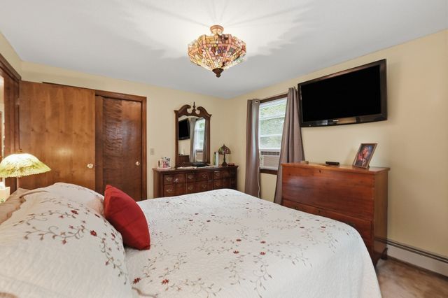 568 Lantern Ln, New Bedford, MA 02740