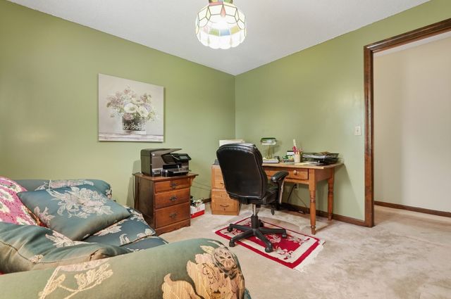 568 Lantern Ln, New Bedford, MA 02740