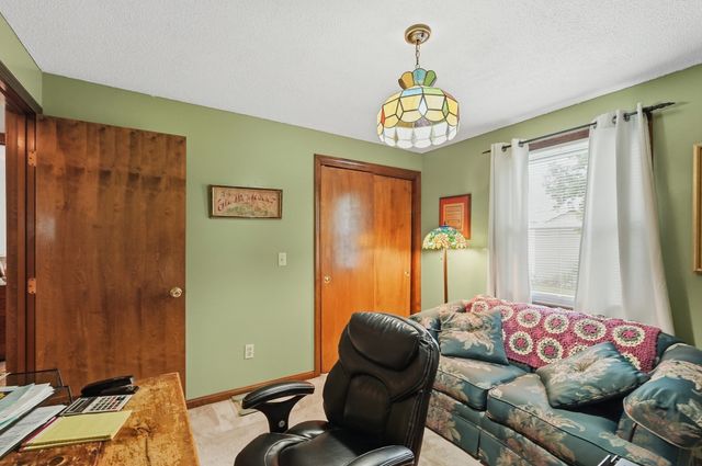 568 Lantern Ln, New Bedford, MA 02740
