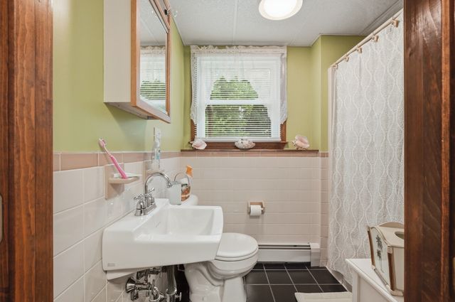 568 Lantern Ln, New Bedford, MA 02740