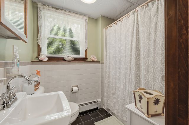 568 Lantern Ln, New Bedford, MA 02740