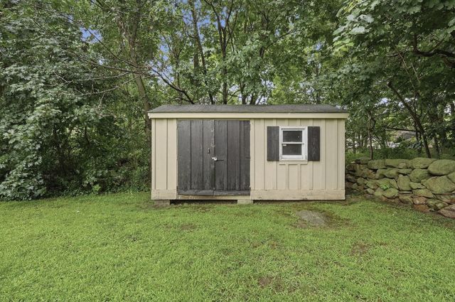 568 Lantern Ln, New Bedford, MA 02740