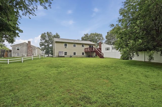 568 Lantern Ln, New Bedford, MA 02740