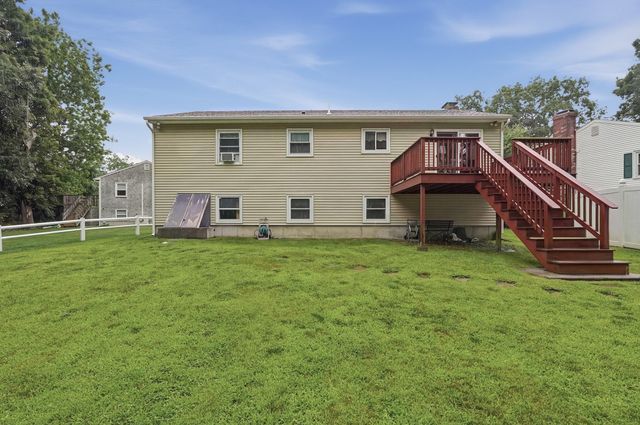 568 Lantern Ln, New Bedford, MA 02740