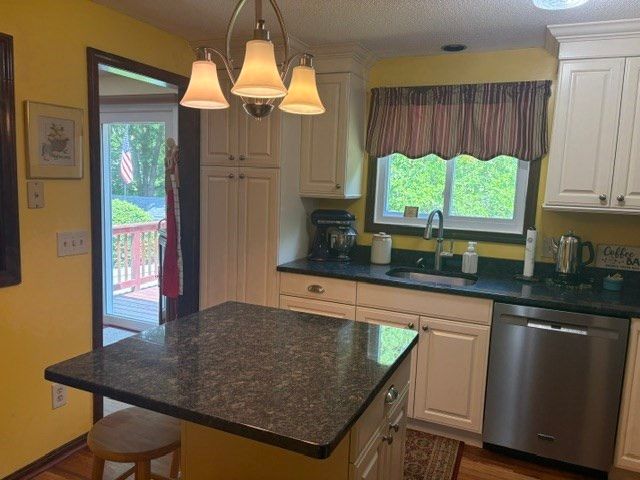 568 Lantern Ln, New Bedford, MA 02740