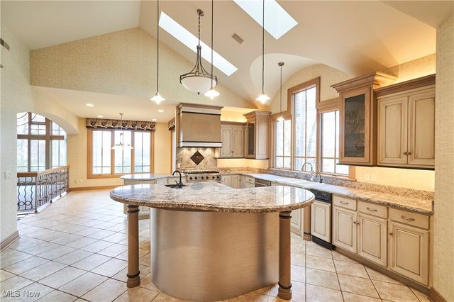 4120 Lochness Circle NW, Canton, OH 44718