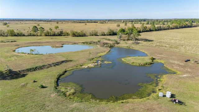 6641 S Eagle Road, Anahuac, TX 77514