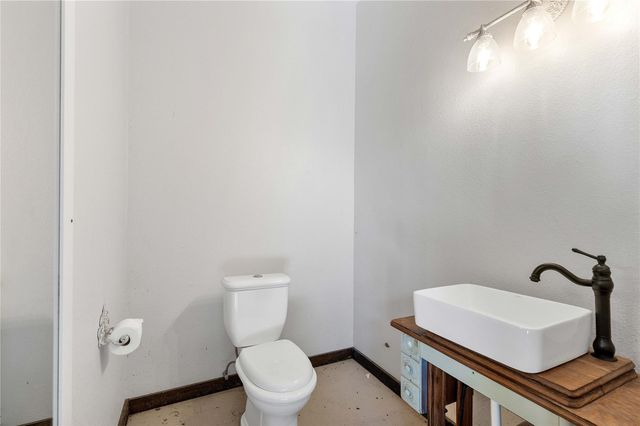 6641 S Eagle Road, Anahuac, TX 77514